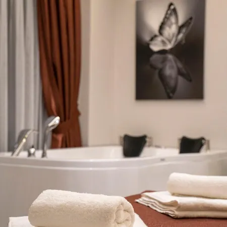 Vilă With Sea View And Heated Pool Mariposa